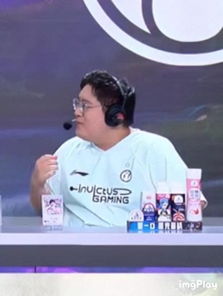 人与人的悲欢并不相同🤣微笑昏昏欲睡 而kid满脸荣光恨不得嫁给rookie